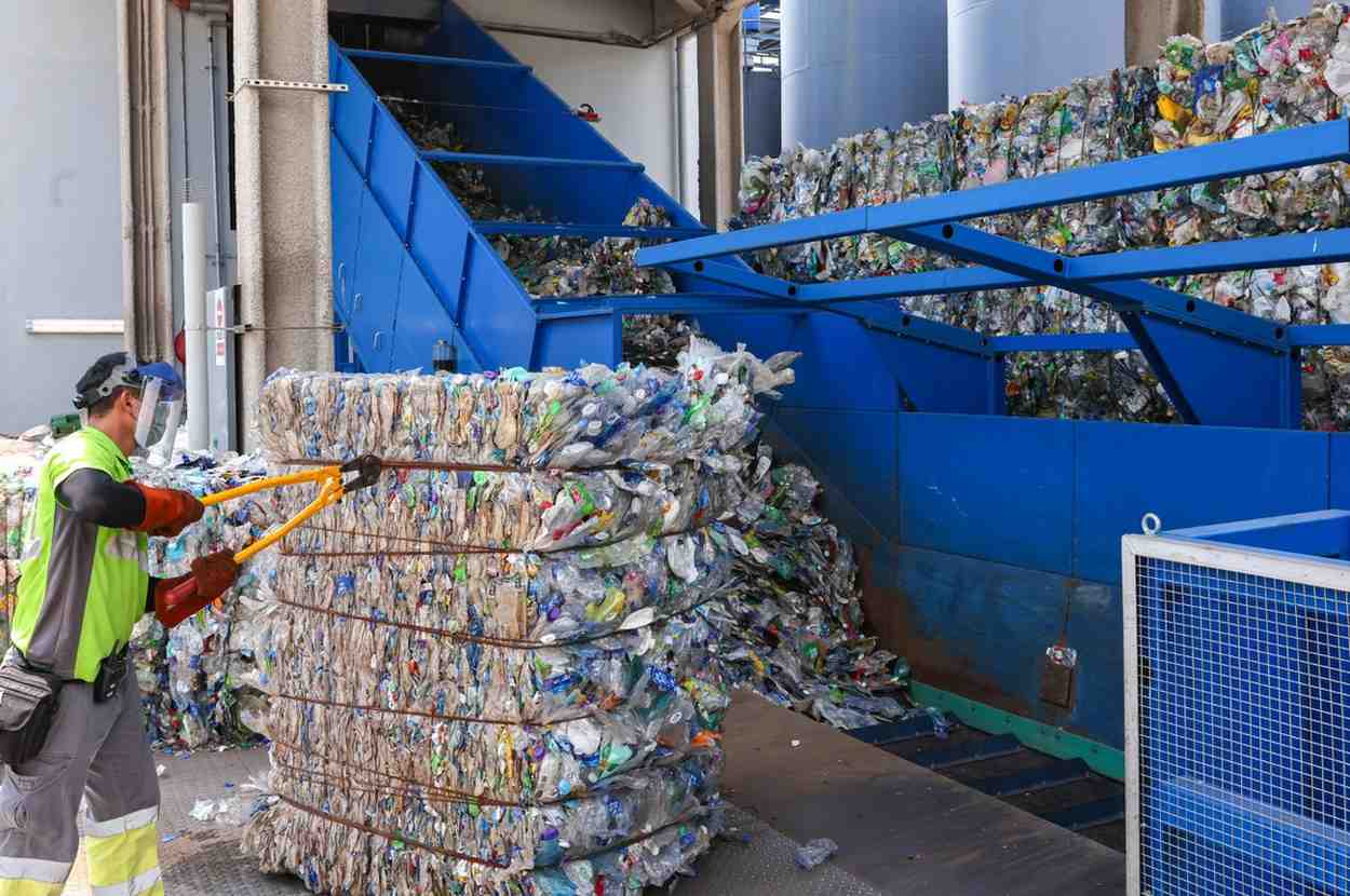 How to Convert Plastic PET Bottles to Yarn